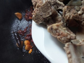 12、文师傅炒排骨,一块下入排骨和泡菜翻炒，放入生抽、盐、鸡粉、胡椒粉、文师傅香料翻炒均匀。