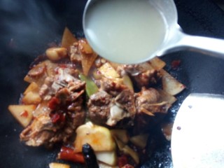 13、文师傅炒排骨,加点刚才煲排骨汤，焖一会，更入味。