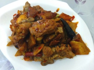 14、文师傅炒排骨,放点葱段，出锅装盘。