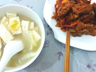 15、文师傅炒排骨,有汤有肉，一个人的午餐。棒棒哒！注意煲排骨时，不能太烂。亲们，我的排骨就是炒的吧！