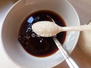 6、鱼香杏鲍菇,再加入白糖，调匀备用。