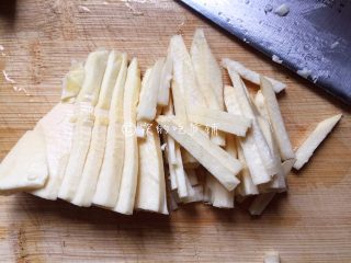 7、鱼香杏鲍菇,冬笋切丝后，水里汆烫一下。