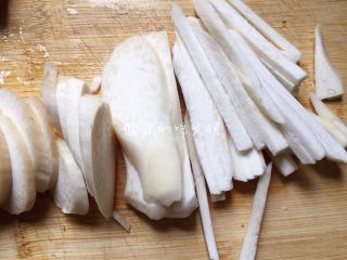 8、鱼香杏鲍菇,杏鲍菇也切成丝。