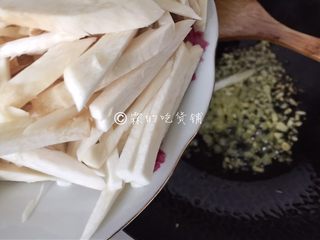 9、鱼香杏鲍菇,起油锅，先爆香姜蒜，随后把杏鲍菇倒入翻炒。