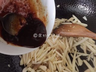 11、鱼香杏鲍菇,随后倒入刚才调好的酱汁，翻炒均匀。