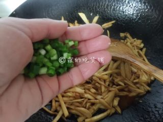 12、鱼香杏鲍菇,撒上一把小葱，快速地翻炒均匀后关火。
