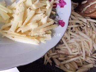 10、鱼香杏鲍菇,看到杏鲍菇有明显的瘪下去了，把笋丝倒入。