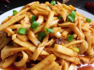 13、鱼香杏鲍菇,出锅装盘。