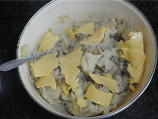 3、红薯芝士丸子,将芝士片撕碎后放入红薯碗里