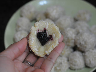 5、红薯芝士丸子,舀一勺红薯泥，用手团圆后压扁，放上少许蓝莓果酱，滚圆