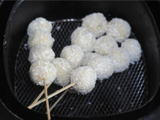 8、红薯芝士丸子,将红薯丸子串放入空气炸锅