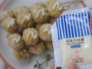 11、红薯芝士丸子,表面变得金黄，挤上适量沙拉酱即可