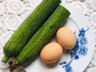 1、丝瓜炒鸡蛋,准备食材，丝瓜、鸡蛋～