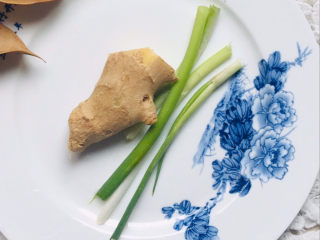 2、丝瓜炒鸡蛋,准备调料，葱、姜、花椒～