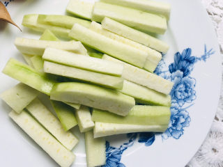 3、丝瓜炒鸡蛋,丝瓜洗净去皮，切条～