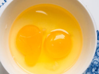 4、丝瓜炒鸡蛋,碗中打入两个鸡蛋～