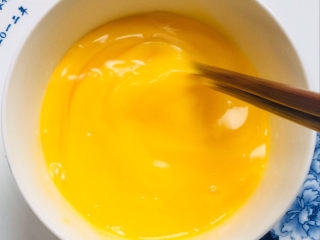 5、丝瓜炒鸡蛋,用筷子把鸡蛋搅拌均匀～