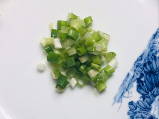 6、丝瓜炒鸡蛋,葱洗净切末～