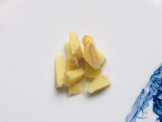 7、丝瓜炒鸡蛋,姜洗净切块～