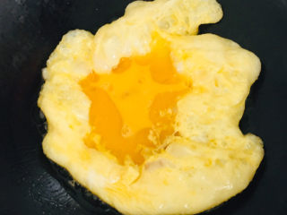 9、丝瓜炒鸡蛋,鸡蛋倒入锅中～