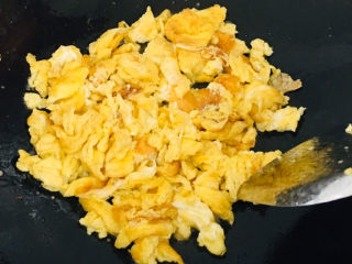 10、丝瓜炒鸡蛋,用铲子翻炒，鸡蛋铲碎～