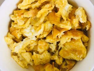 12、丝瓜炒鸡蛋,倒入碗中备用～