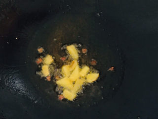 13、丝瓜炒鸡蛋,再倒入油，烧热，加花椒、姜，爆香～