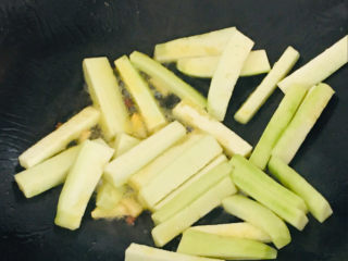 14、丝瓜炒鸡蛋,倒入丝瓜翻炒～