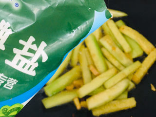 15、丝瓜炒鸡蛋,加盐～