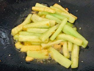 17、丝瓜炒鸡蛋,大火翻炒～