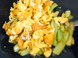 18、丝瓜炒鸡蛋,倒入鸡蛋翻炒均匀～