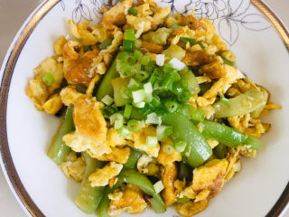 20、丝瓜炒鸡蛋,撒入葱花～