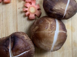 3、烤肠鸡蛋麻辣牛骨汤面,香菇表面用刀切个十字花。