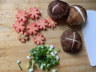 4、烤肠鸡蛋麻辣牛骨汤面,香葱切碎。