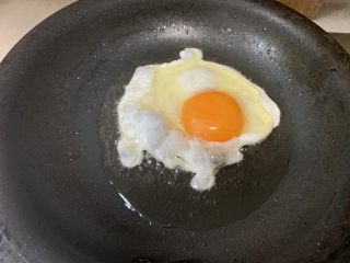 5、烤肠鸡蛋麻辣牛骨汤面,菜籽油烧热煎熟鸡蛋。