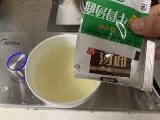 7、烤肠鸡蛋麻辣牛骨汤面,煮菜的水倒入方便面的调料。