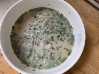 8、烤肠鸡蛋麻辣牛骨汤面,搅拌均匀成糊状的牛骨汤。