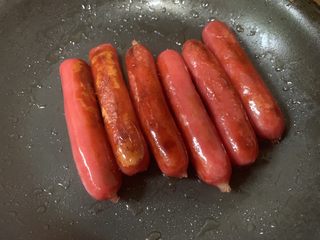 9、烤肠鸡蛋麻辣牛骨汤面,烤肠煎熟至表皮焦黄。