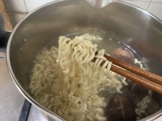 10、烤肠鸡蛋麻辣牛骨汤面,彩蔬煮熟后捞出，留下香菇和着方便面一起煮熟，煮熟的方便面变软、散开即可关火。