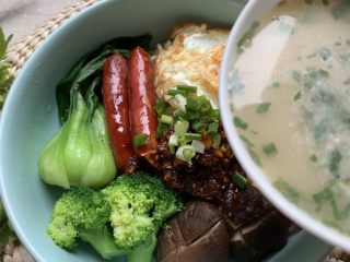 13、烤肠鸡蛋麻辣牛骨汤面,最后倒入牛骨汤汁。