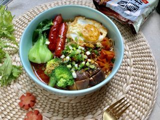 14、烤肠鸡蛋麻辣牛骨汤面,烤肠鸡蛋麻辣牛骨汤方便面就好了，趁热食用口感最佳。