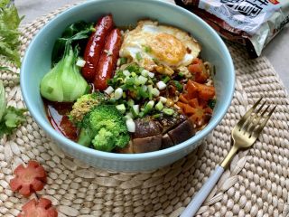 15、烤肠鸡蛋麻辣牛骨汤面,红黄绿相间，牛骨汤满屋飘香，麻辣可口，色香味俱全！