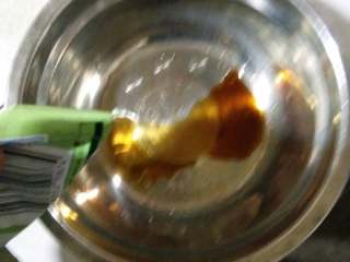 1、四川家常面,倒入各种调味料，如盐，酱油，辣椒酱等