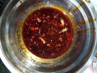 2、四川家常面,把准备好的调味料按照一点的量加在一起，差不多就成了这个样子