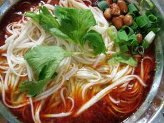 4、四川家常面,完成，表面上发一些芹菜叶，摆盘，上桌。