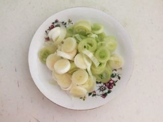 2、美味小零食  孜然香菇,大葱切成葱花