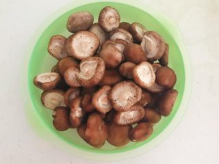 4、美味小零食  孜然香菇,把香菇蒂剪掉