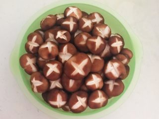 6、美味小零食  孜然香菇,在香菇上切成花刀