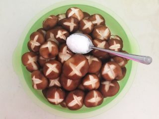 7、美味小零食  孜然香菇,在香菇里加入5克精盐