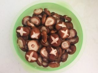 11、美味小零食  孜然香菇,把腌制入味的香菇放入盆中